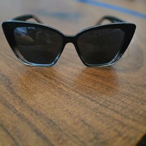 Chic Black Cat-Eye Sunglasses With Readers 2.5